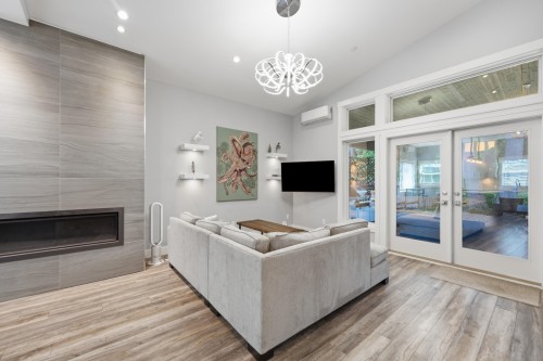 23257 Dogwood Avenue, Maple Ridge, BC - Indoor Photo Showing Living Room
