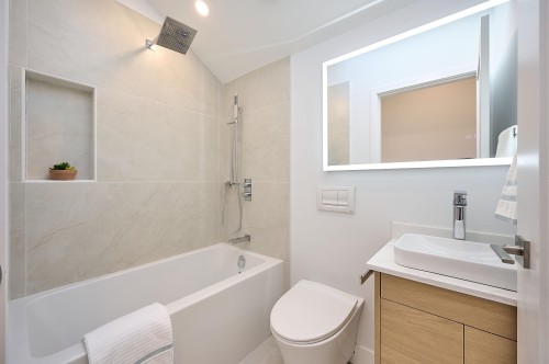 3674 1St Avenue W, Vancouver, BC 