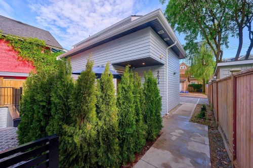 3674 1St Avenue W, Vancouver, BC 