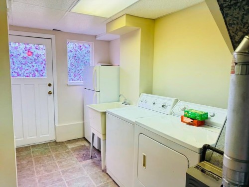 8400 Fairhurst Road, Richmond, BC - Indoor Photo Showing Laundry Room