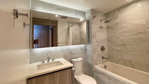 3801-4720 Lougheed Highway, Burnaby, BC - Indoor Photo Showing Bathroom