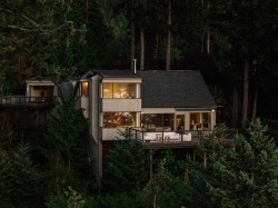 8595 Ansell Place West Vancouver, BC V7W 2W3