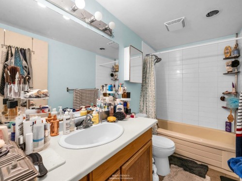 1330 7Th Avenue W, Vancouver, BC - Indoor Photo Showing Bathroom