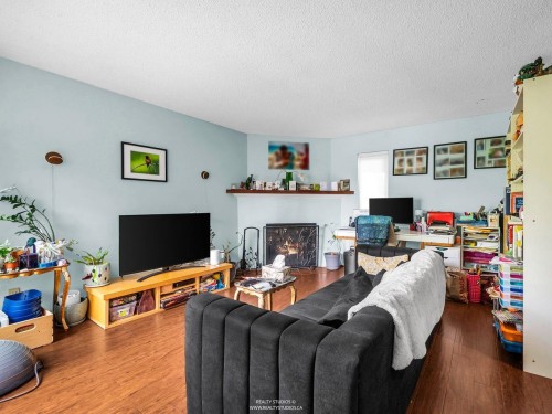 1330 7Th Avenue W, Vancouver, BC - Indoor Photo Showing Living Room