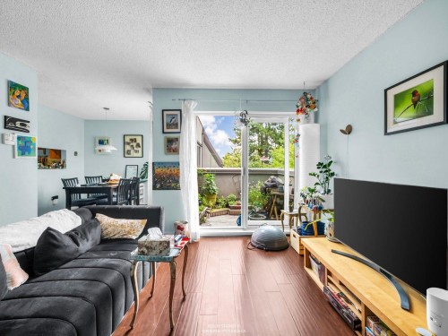 1330 7Th Avenue W, Vancouver, BC - Indoor Photo Showing Living Room