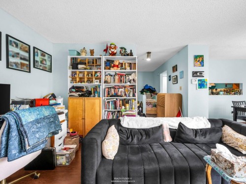 1330 7Th Avenue W, Vancouver, BC - Indoor Photo Showing Living Room