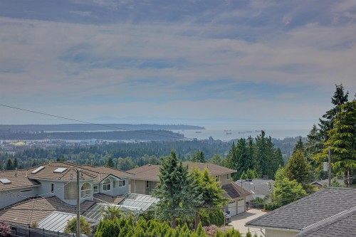3821 Lonsdale Avenue, North Vancouver, BC 