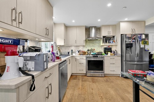 5430 Melbourne Street, Vancouver, BC - Indoor Photo Showing Kitchen With Upgraded Kitchen