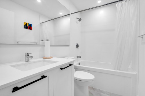 144-3529 Baycrest, Coquitlam, BC - Indoor Photo Showing Bathroom