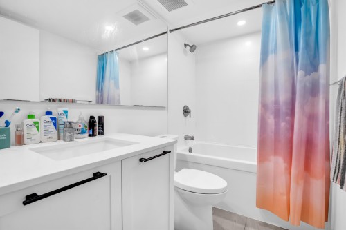 144-3529 Baycrest, Coquitlam, BC - Indoor Photo Showing Bathroom