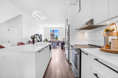 144-3529 Baycrest, Coquitlam, BC - Indoor Photo Showing Kitchen With Upgraded Kitchen