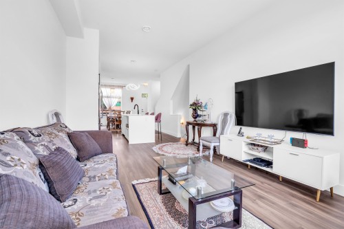 144-3529 Baycrest, Coquitlam, BC - Indoor Photo Showing Living Room