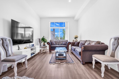 144-3529 Baycrest, Coquitlam, BC - Indoor Photo Showing Living Room