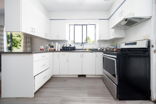 10240 Algonquin Drive, Richmond, BC - Indoor Photo Showing Kitchen