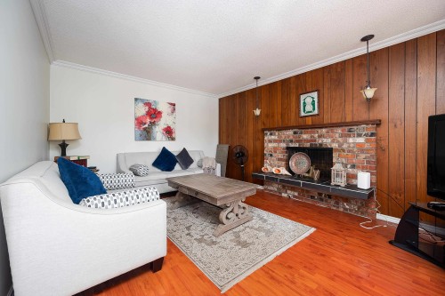 10240 Algonquin Drive, Richmond, BC - Indoor Photo Showing Living Room With Fireplace
