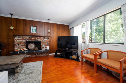 10240 Algonquin Drive, Richmond, BC - Indoor Photo Showing Living Room With Fireplace