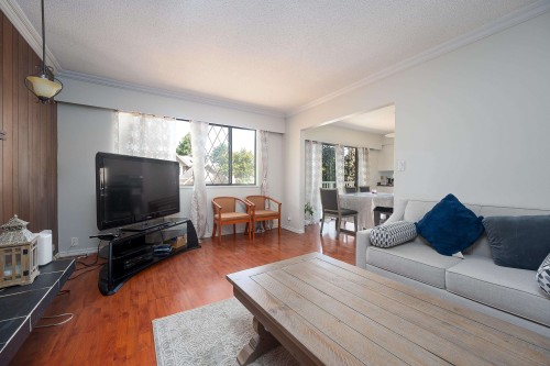 10240 Algonquin Drive, Richmond, BC - Indoor Photo Showing Living Room