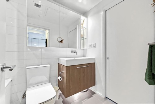 2611-1955 Alpha Way, Burnaby, BC - Indoor Photo Showing Bathroom