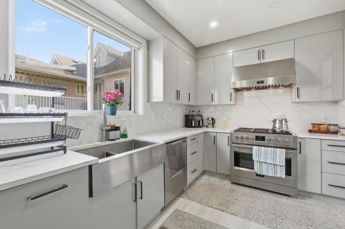 8061 11Th Avenue, Burnaby, BC 