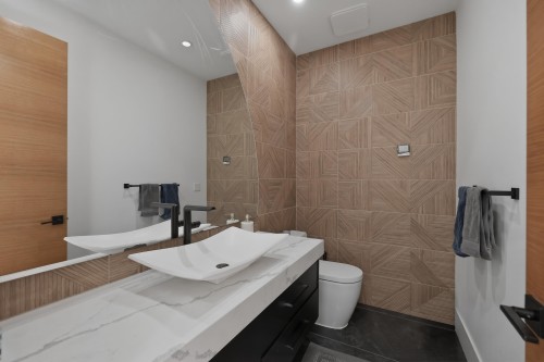 8061 11Th Avenue, Burnaby, BC 