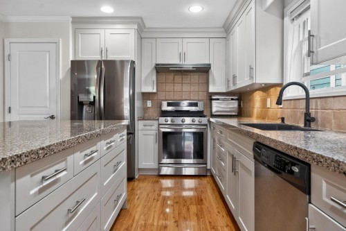 4827 47A Avenue, Delta, BC - Indoor Photo Showing Kitchen With Upgraded Kitchen
