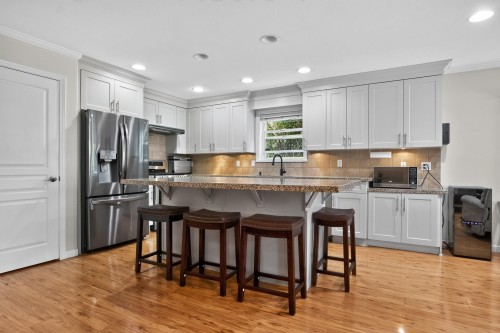 4827 47A Avenue, Delta, BC - Indoor Photo Showing Kitchen With Upgraded Kitchen