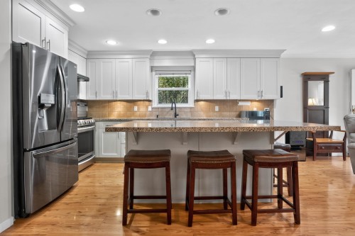 4827 47A Avenue, Delta, BC - Indoor Photo Showing Kitchen With Upgraded Kitchen