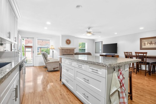 4827 47A Avenue, Delta, BC - Indoor Photo Showing Kitchen