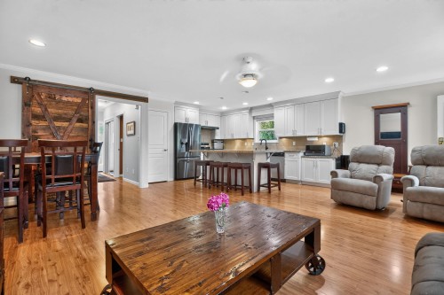 4827 47A Avenue, Delta, BC - Indoor Photo Showing Living Room