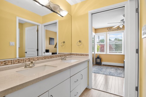 4827 47A Avenue, Delta, BC - Indoor Photo Showing Bathroom