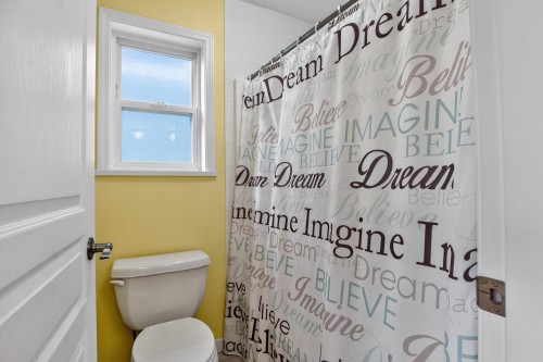 4827 47A Avenue, Delta, BC - Indoor Photo Showing Bathroom
