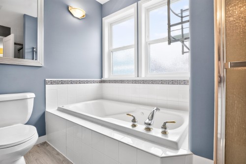4827 47A Avenue, Delta, BC - Indoor Photo Showing Bathroom