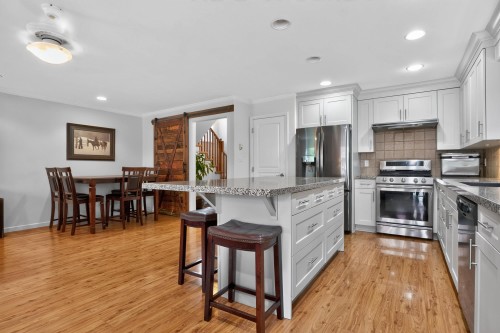 4827 47A Avenue, Delta, BC - Indoor Photo Showing Kitchen With Upgraded Kitchen