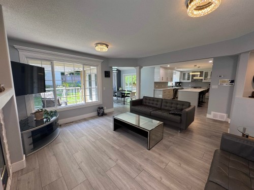 1416 Purcell Drive, Coquitlam, BC - Indoor Photo Showing Living Room