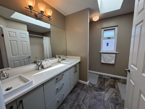 1416 Purcell Drive, Coquitlam, BC - Indoor Photo Showing Bathroom