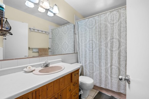 2119 Monterey Avenue, Coquitlam, BC - Indoor Photo Showing Bathroom