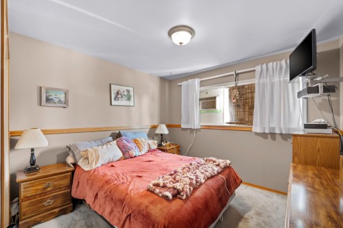 2119 Monterey Avenue, Coquitlam, BC - Indoor Photo Showing Bedroom