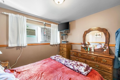 2119 Monterey Avenue, Coquitlam, BC - Indoor Photo Showing Bedroom