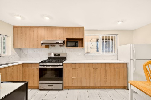 777 Pender Street E, Vancouver, BC - Indoor Photo Showing Kitchen