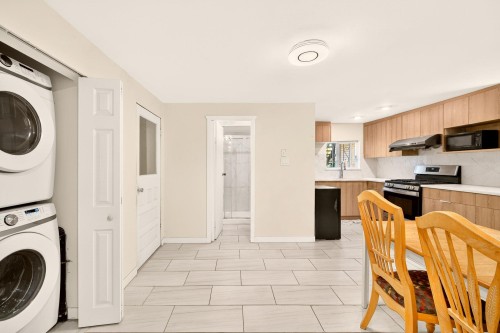 777 Pender Street E, Vancouver, BC - Indoor Photo Showing Laundry Room