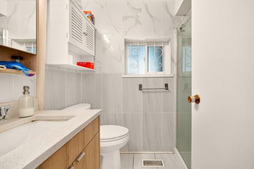 777 Pender Street E, Vancouver, BC - Indoor Photo Showing Bathroom