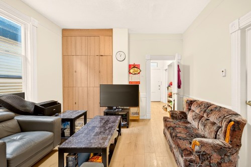 777 Pender Street E, Vancouver, BC - Indoor Photo Showing Living Room