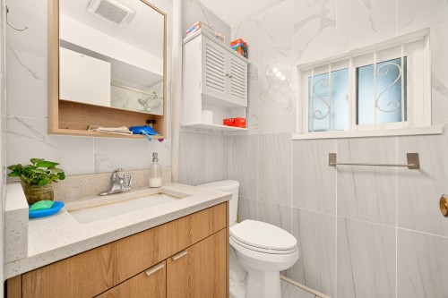 777 Pender Street E, Vancouver, BC - Indoor Photo Showing Bathroom