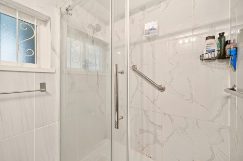 777 Pender Street E, Vancouver, BC - Indoor Photo Showing Bathroom