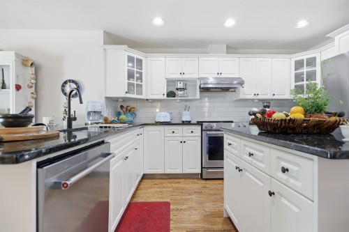 23711 106 Avenue, Maple Ridge, BC - Indoor Photo Showing Kitchen With Upgraded Kitchen