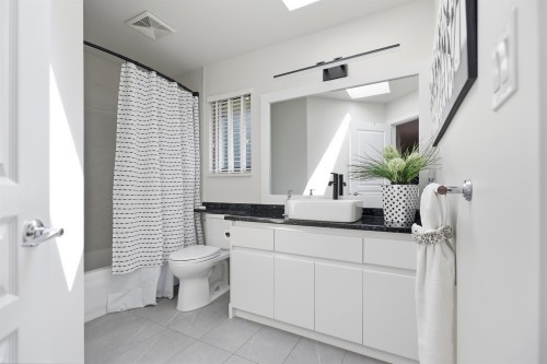 23711 106 Avenue, Maple Ridge, BC - Indoor Photo Showing Bathroom