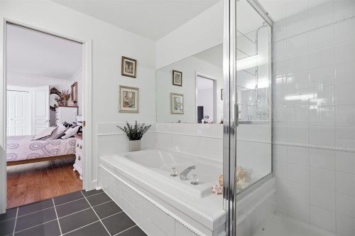 23711 106 Avenue, Maple Ridge, BC - Indoor Photo Showing Bathroom