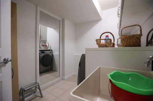 23711 106 Avenue, Maple Ridge, BC - Indoor Photo Showing Laundry Room