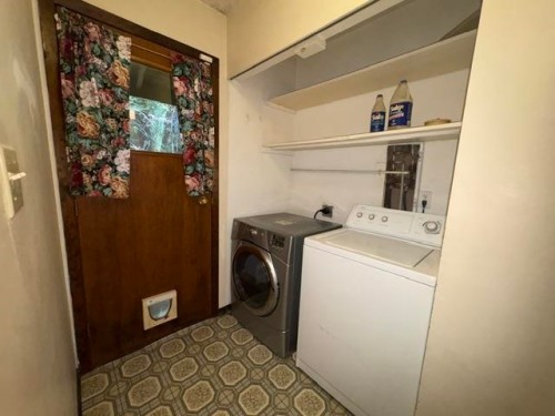 14202 Marc Road, Maple Ridge, BC - Indoor Photo Showing Laundry Room