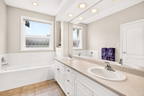 22861 127 Avenue, Maple Ridge, BC - Indoor Photo Showing Bathroom